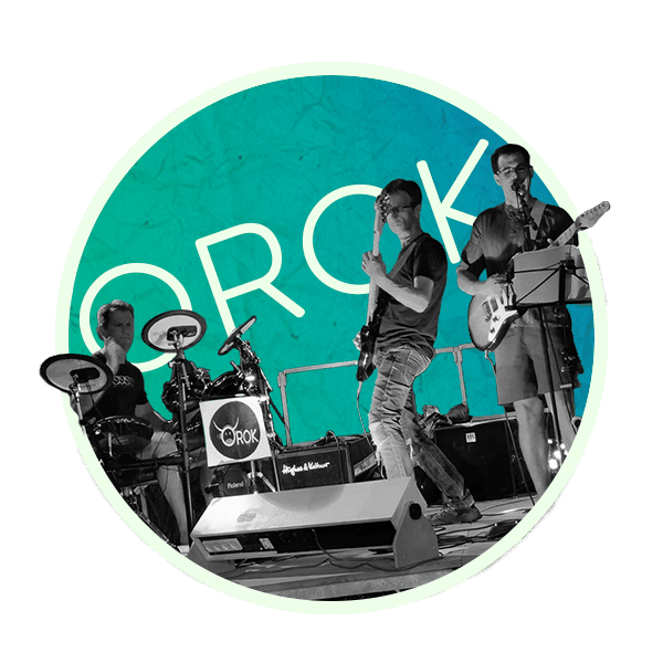 Photo du groupe Orok en live sur fond vert-bleu