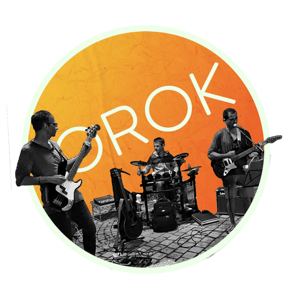 Photo du groupe Orok en live sur fond jaune-orangé